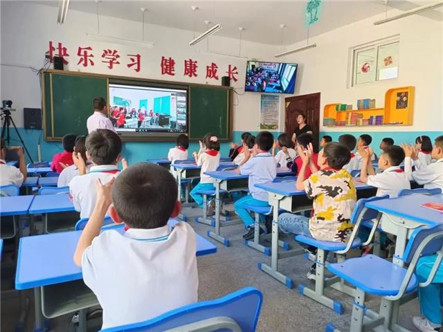 临夏回族自治州积石山县中咀岭小学与临夏市西关小学共同开设的三年级音乐“专递课堂”。甘肃省教育厅供图